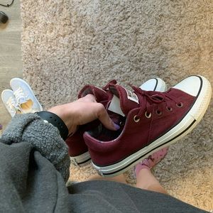 4/$25Maroon low-top converse